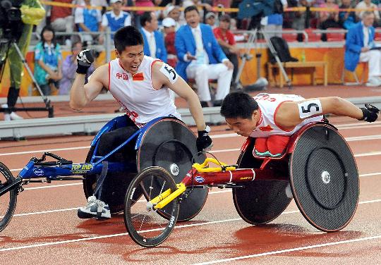 图文中国获男子4x100米接力金牌队友加油助威