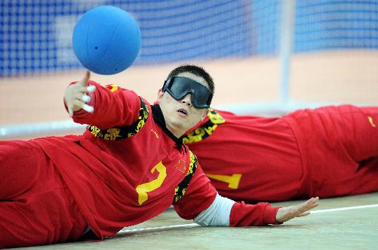 图文男子盲人门球中国队夺冠蔡长贵在比赛中救球