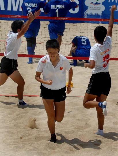 沙滩运动会女子沙滩藤球单组赛半决赛中,中国队以21比20战胜菲律宾队