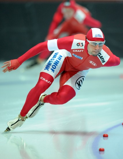 当日,在第24届世界大学生冬季运动会速度滑冰男子1500米决赛中,康拉德