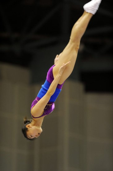 图文-全运会蹦床预赛赛况 何雯娜体态优美