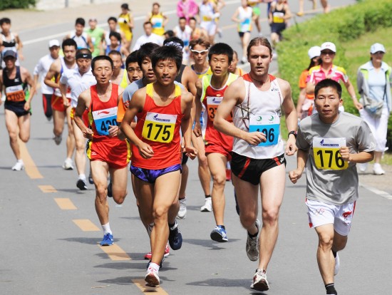 图文长春净月潭利丁越野跑步赛举行你追我赶