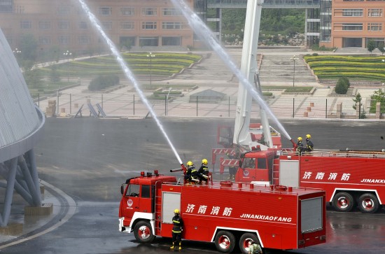 7月19日,济南市消防支队高压喷水车喷射水柱压制"火点".