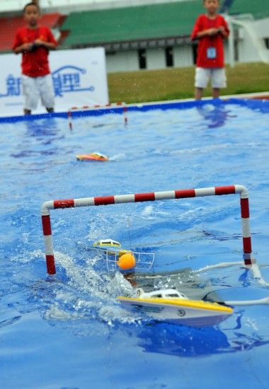 图文全国青少年航海模型总决赛激战水上足球赛