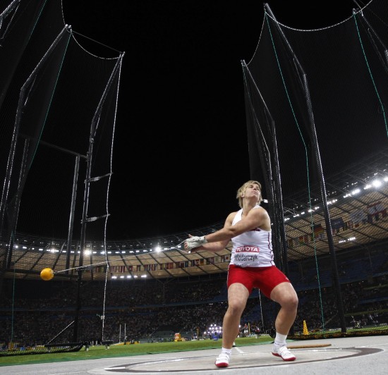 图文-世锦赛链球沃勒达兹克破纪录夺冠 她欲掷出地球