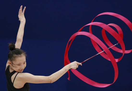 图文-中国选手备战艺术体操世锦赛 李红杨动作优美
