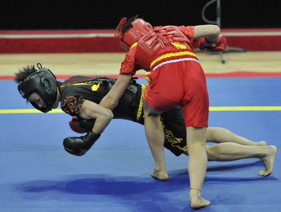 图文全运会女子散打团体赛况邱挑摔倒对手