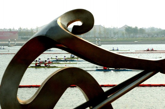 1/8间隔:图文-16日全运会赛艇项目赛况 赛艇主题雕塑(10月16日16:09)