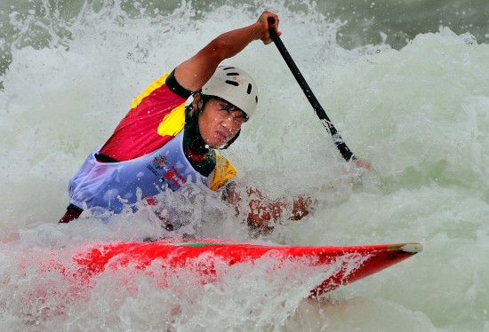 图文-男子单人划艇赛况 冯黎明惊涛骇浪