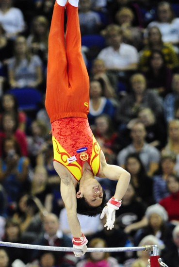 图文体操世锦赛邹凯男子单杠摘金杠上单手倒立