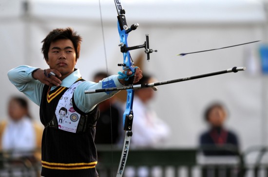 当日,在第十一届全国运动会射箭男子反曲弓1/16个人淘汰赛中,褚威洋以