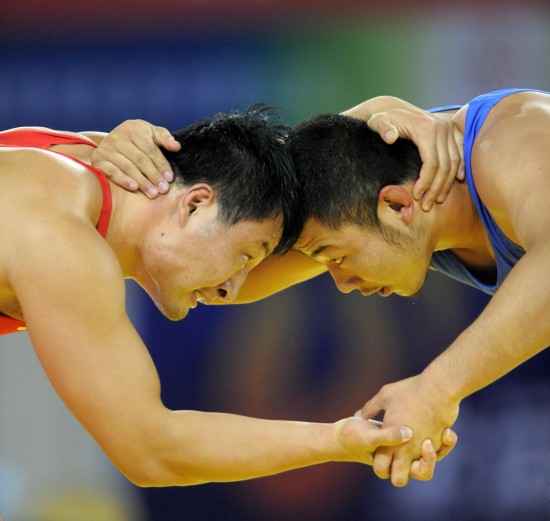 图文-男子自由式摔跤96公斤级赛况 两人牛顶牛