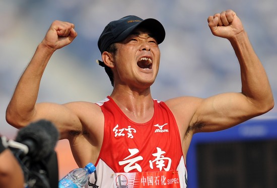 图文赵成良夺男子50公里竞走金牌开心不已