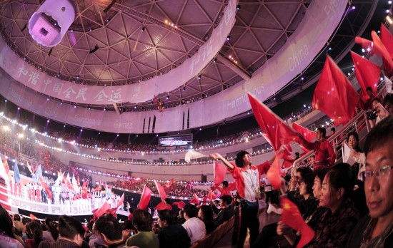 图文第十一届全国运动会落下帷幕场内观众互动