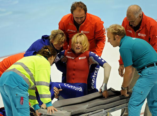 图文速滑世界杯荷兰站首日赛况蒂默尔被抬上担架