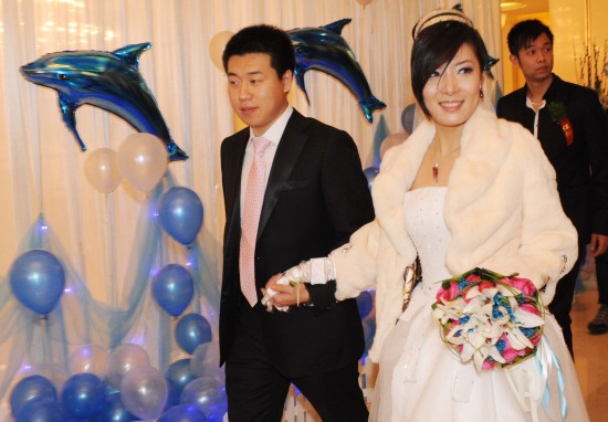 当日,奥运会射击冠军庞伟,杜丽在保定举行了婚礼.