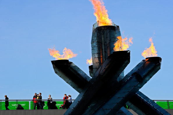 图文冬奥会火炬更接近参观者奥林匹克圣火庇佑众人