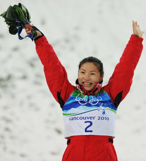 當日,中國選手郭心心在溫哥華冬奧會自由式滑雪女子空中技巧的角逐中