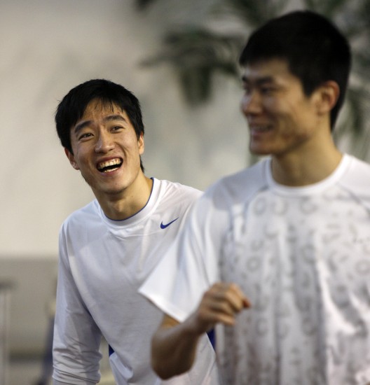 图文-刘翔备战多哈室内世锦赛 刘翔史冬鹏谈笑