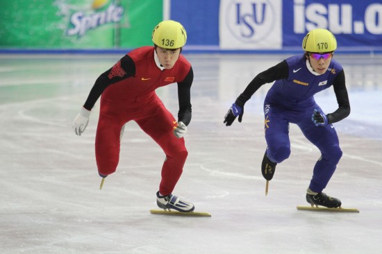 图文短道速滑世锦赛男子1000米韩佳良不示弱