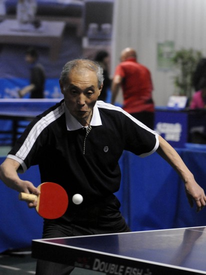 图文太原举办群众乒乓球比赛一位老大爷在比赛中