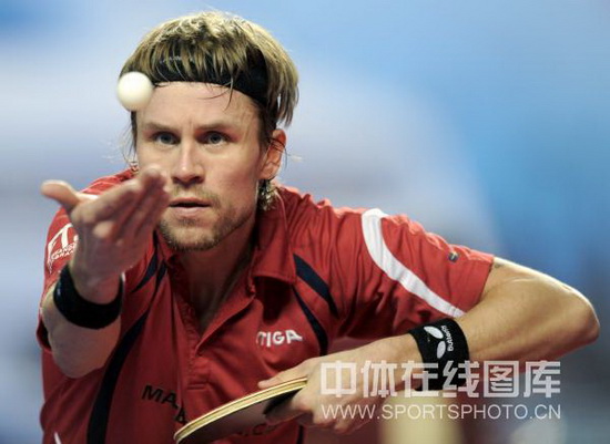 图文-广州国际乒乓球精英赛战况 梅兹专注发球
