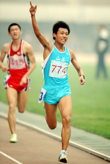 4月18日,山东泰山体育队选手魏鹏(右)在赛后庆祝胜利.