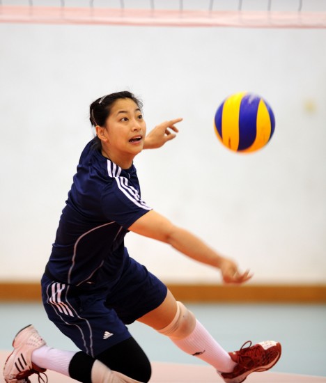图文-中国女排"五一"汗洒训练场 王茜飞身救球