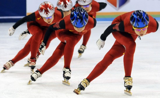 图文-大陆滑冰运动员访台演出谢幕 进行动作示范