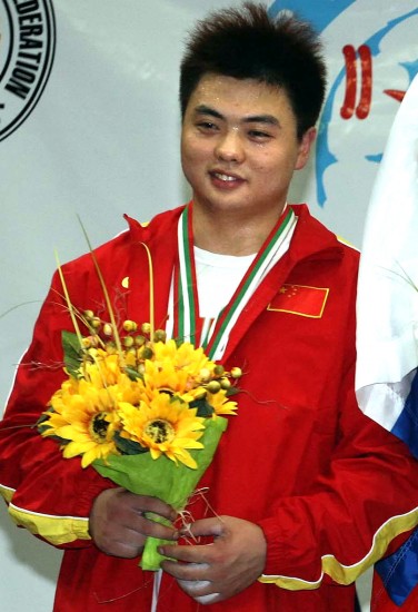 图文举重世青赛男子85公斤级陈虎斩获三枚奖牌