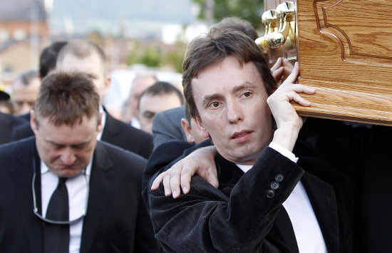 图文飓风希金斯棺椁下葬肯达赫蒂小心翼翼