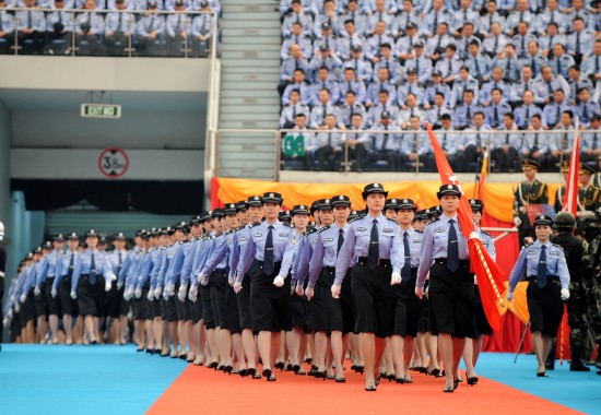 图文-广州亚运会倒计时100天 女民警方队步入会场