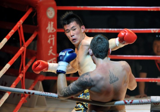 图文国际职业搏击拳王争霸赛海口举行郭强出拳