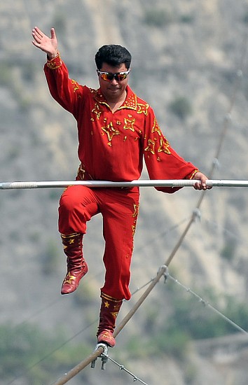 图文高空王子跨越龙滩峡谷阿迪力金鸡独立