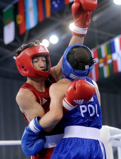 图文武搏会拳击轻蝇量级邹市明晋级对手束手就擒