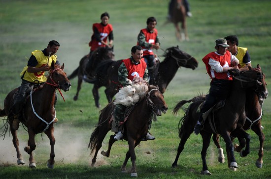 图文-少数民族运动会天山脚下赛叼羊 选手策马狂奔