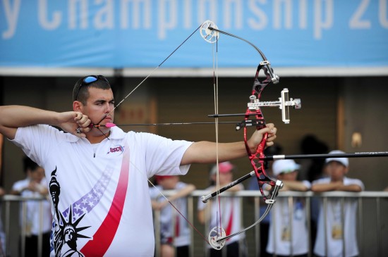 图文-世界大学生射箭锦标赛 美国选手拉满弓