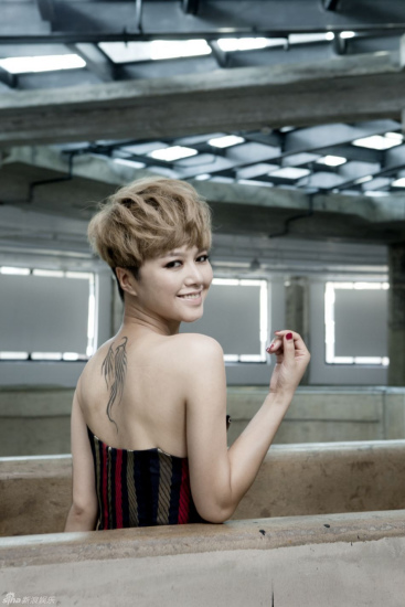 图文-亚运推广大使谭维维时尚大片 展露性感美背