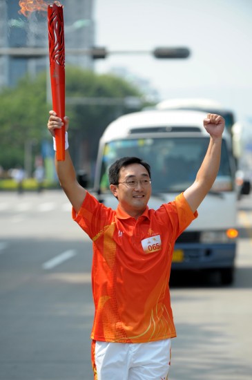 图文广州亚运会火炬传递惠州站邹永波高举拳头
