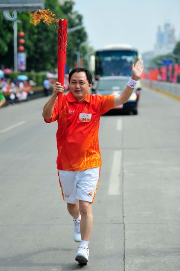 图文广州亚运会火炬传递汕尾站火炬手张久龙