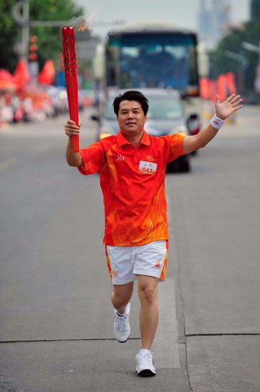 图文广州亚运会火炬传递汕尾站火炬手梁伟文