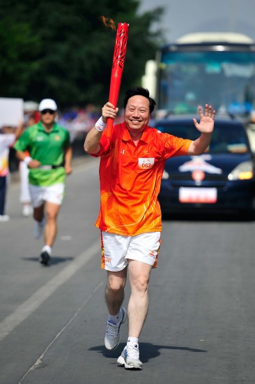 图文广州亚运会火炬传递汕尾站火炬手胡树森