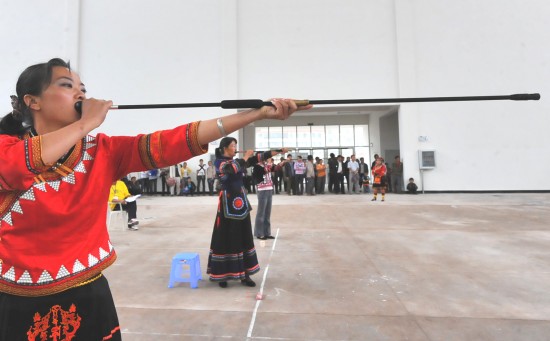 图文云南举办少数民族民间体育运动会吹枪比赛
