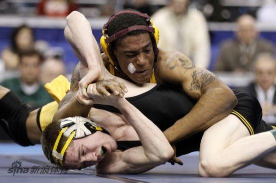 新浪体育讯 北京时间3月20日美国费城消息,今天在这里进行的摔跤比赛