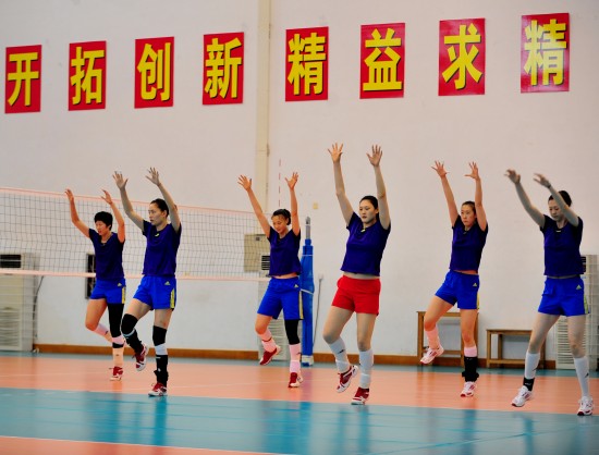图文新一届中国女排首次公开训练女排队员准备活动