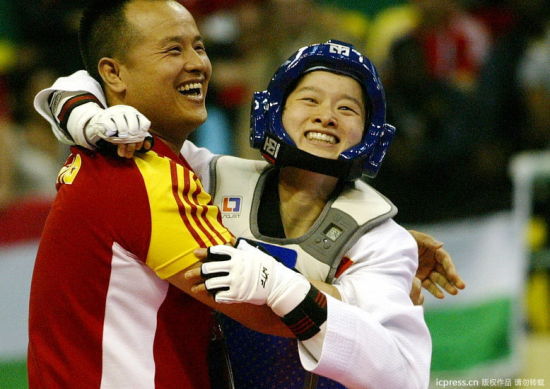 图文2011年跆拳道世锦赛吴静钰和教练拥抱庆祝