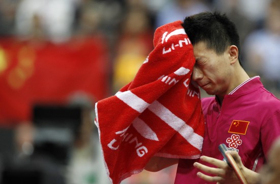 图文-世乒赛马龙获男单铜牌 马龙用毛巾擦汗