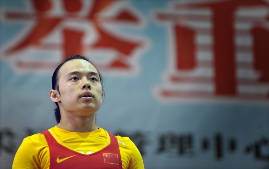 图文全国女子举重锦标赛湖北选手田源准备比赛