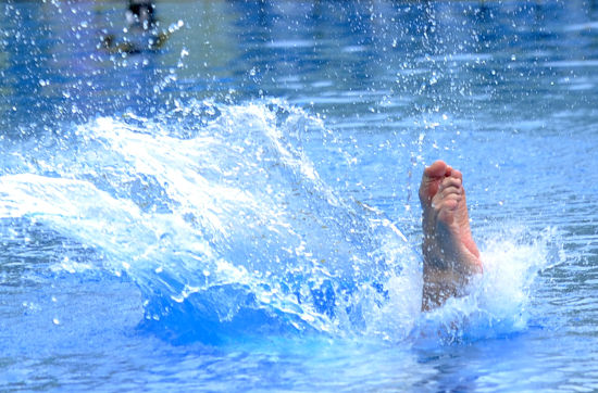 图文上海世游赛男子一米板预赛水花压得有点大