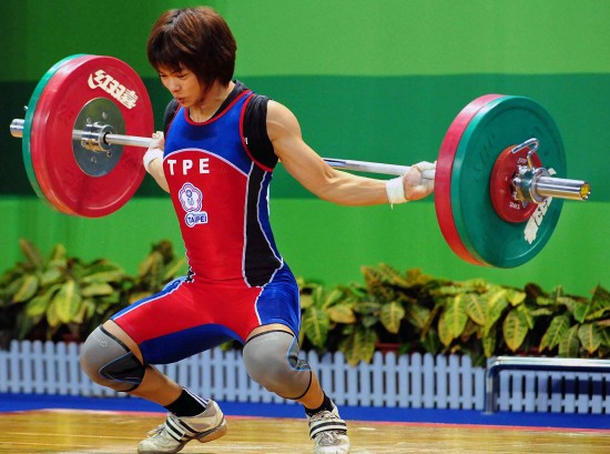 8月14日,中华台北选手许淑净在女子举重53公斤级挺举比赛中出现失误